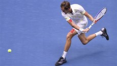 Rus Daniil Medvedv dobíhá k míi ve finále US Open.