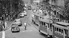 Strážník řídí dopravu v Jindřišské ulici v centru metropole. (červen 1963)