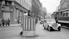 Policistka řídí dopravu v centru Prahy (28. října 1949)