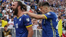 Jásající Vedat Muriqi (vlevo) a Edon Zhegrova (vpravo) po gólu Kosova v utkání...