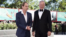 Herci Julian Sands (vlevo) a Stellan Skarsgard na premiée filmu Nabarvené...