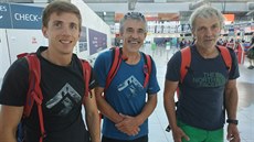 Horolezci Radek Groh, Jind�ich Hude�ek a Michal Brunner p�ed odletem na Cerro...