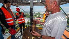 U vyjmutí schránky z makovice byli i primátor Jií Svoboda (druhý zleva) a...