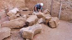 Objevy archeologů na hradě Helfštýn, na snímku architektonické články odkryté...