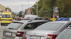 Zastávka v Havlíkov ulici je nejblíe brodské nemocnici. Jene je také zastrená uprosted parkovit, nemá vyvýené nástupit a nevede k ní ani chodník. Cestující klikují mezi auty.