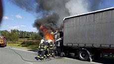 Poár kamionu na silnici I/37 mezi Pardubicemi a Hradcem Králové.