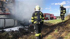 Poár kamionu na silnici I/37 mezi Pardubicemi a Hradcem Králové.