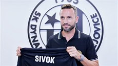 Tomáš Sivok pózuje s dresem Českých Budějovic.