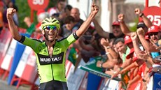 Mikel Iturria slaví triumf v jedenácté etapě Vuelty.