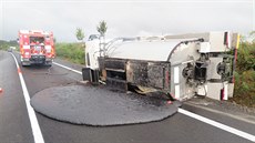 U Bánova havarovala cisterna s litým asfaltem. �idi� pil kávu a zasko�ilo mu.
