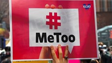 Kampaň proti sexuálnímu obtěžování MeToo obletěla svět. Transparent drží...