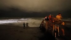 Lidé ve mst Vero Beach na Florid se pipravují na píchod hurikánu. Hurikán...