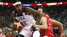 Americký basketbalista Myles Turner (vlevo) se snaí prosadit pes Sertace...