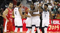 Ameri�tí basketbalisté se radují po vyd�eném vít�zství nad Tureckem.