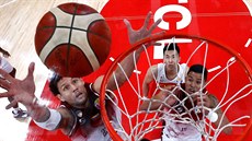 Venezuelský basketbalista Michael Carrera dává Koš v zápase s Čínou.