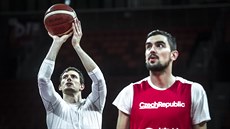 Pavel Pumprla (vlevo) a Tomá Satoranský na tréninku eských basketbalist ped...