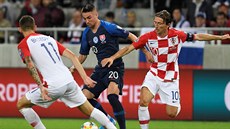 Slovenský fotbalista Róbert Mak v souboji s Chorvaty Lukou Modriem (vpravo) a...