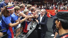 Trenér eských basketbalist Ronen Ginzburg se zdraví s fanouky.