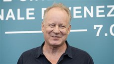 Herec Stellan Skarsgard na festivalu v Benátkách s filmem Nabarvené ptáe, v...