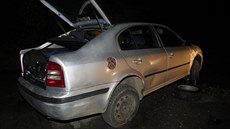 Opilý mladík se zákazem �ízení narazil do obrubníku a zni�il si pneumatiku....