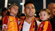 Radamel Falcao s potomky po p�íletu do Istanbulu, u� ctí barvy Galatasaraye.