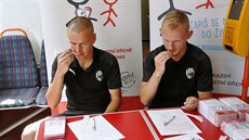 Plzetí fotbalisté Adam Hlouek a Ondej Mihálik (zleva) vstupují do registru...