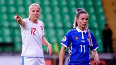 �eská fotbalistka Klára Cahynová (vlevo) �ídí spoluhrá�ky.