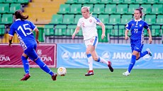 Česká fotbalistka Klára Cahynová (v bílém)