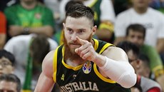 Australský basketbalista Aron Baynes dkuje za pihrávku.