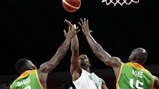 Tiegbe Bamba (vlevo) a Mohamed Koné z Pob�e�í slonoviny se sna�í zastavit Ikeho...