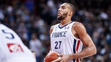 Francouzský pivotman Rudy Gobert se chystá na trestný hod.