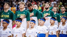 Litevtí basketbalisté naslouchají státní hymn.