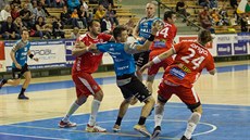 Momentka z duelu Poháru EHF: Talent Plze (modrá) vs. Haukar