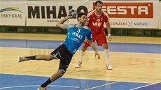 Momentka z duelu Poháru EHF: Talent Plze (modrá) vs. Haukar