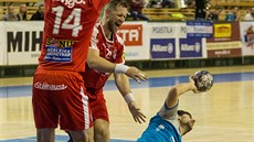 Momentka z duelu Poháru EHF: Talent Plze (modrá) vs. Haukar