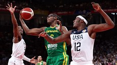 Brazilský basketbalista Cristiano Felício u míe v osmifinálovém duelu s USA.