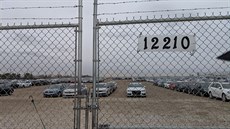 Odkladiště automobilů vykoupených z Dieselgate v kalifornském Victorville v...