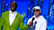 Moderátor Terry Crews a svtlomalí Alex Dowis v show Americas Got Talent 2019