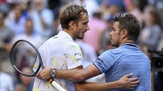 Stan Wawrinka (vpravo) gratuluje Daniilu Medvedvovi k postupu do semifinále US...