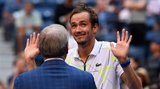 Omluvné gesto Daniila Medveděva k fanouškům na US Open.