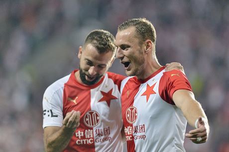 Slávisté Josef Hubauer a Vladimír Coufal se radují z gólu v utkání proti...