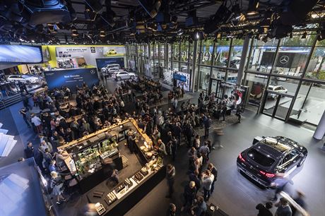 Expozice Mercedesu-Benz na frankfurtskm autosalonu 2019 byla jasn nejvt a...