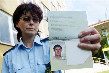 Policejn mluv Eva Sichrov ukazuje pas unesenho Stanislava Brunclka