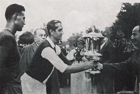 Kapitán Slavie Ferdinand Dauík pebírá v roce 1938 v Budapeti trofej pro...