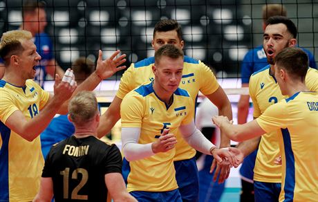 Ukrajintí volejbalisté po vítzném bodu v utkání mistrovství Evropy.