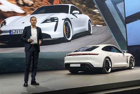Oliver Blume, generální editel spolenosti Porsche AG, pedstavuje nové...