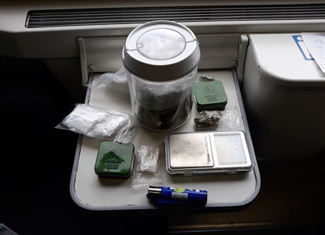 Plzetí celníci nali ve vlaku u jednoho z cestujících drogy. Dealer s sebou...