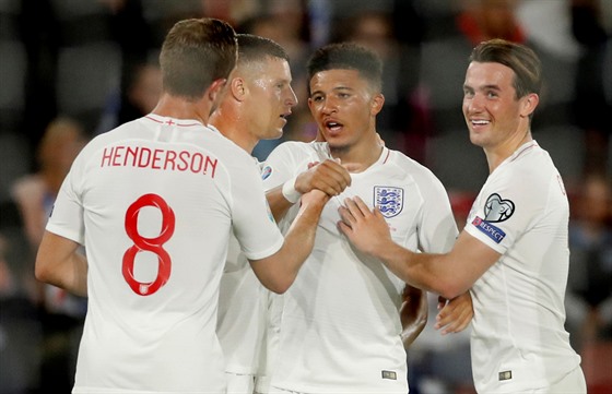 Fotbalisté Anglie oslavují gól v utkání proti Kosovu. Autorem je Jadon Sancho...