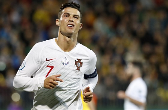 Cristiano Ronaldo oslavuje jeden ze svých čtyř gólu na hřišti Litvy.