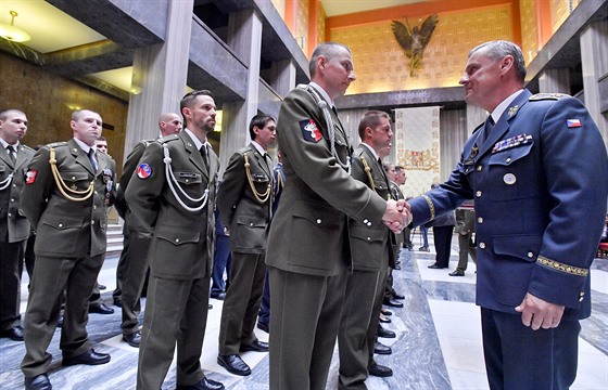 Zástupce náelníka Generálního tábu Jií Verner (vpravo) gratuluje ocenným...